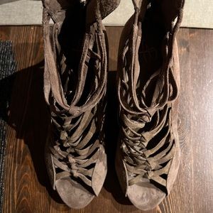 BMakowsky platform suede shoes with back zipper
